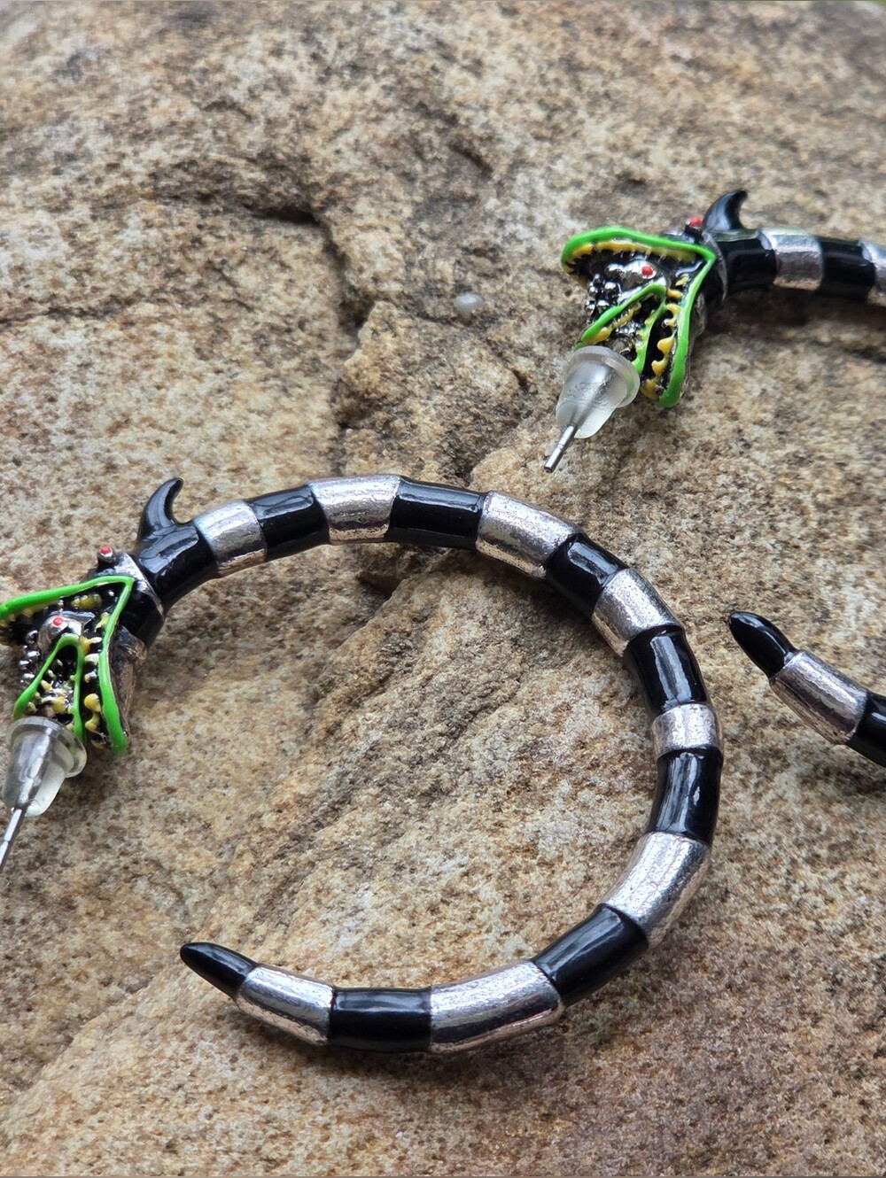 Hot Topic Beetlejuice Sandworm Necklace & Hoop Earrings Set NWOT Rare Gothic - Picture 6 of 10
